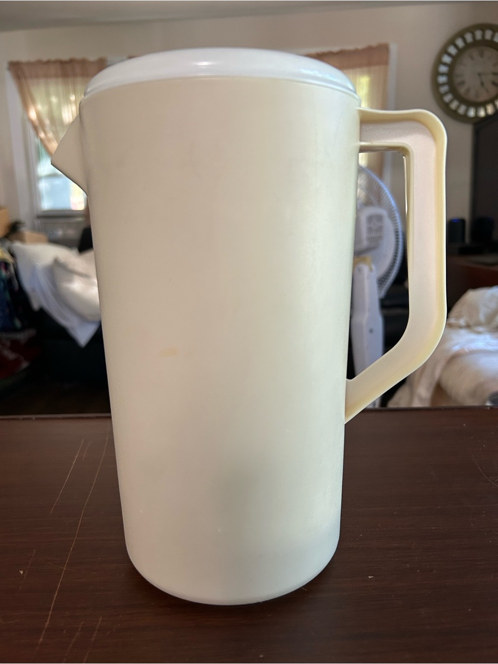 Vintage rubber maid 2 1/4 quart drink dispenser white top with almond base